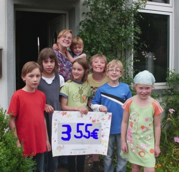 Nicole Rohlfs mit den Kindern der Eschstraße bei der Spendenübergabe