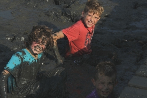 Hier die lichten Momente der Woche: Spielende Kinder im Schlamm (Bild: Lorenz)