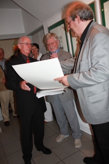 Fritz Hibbelers Kinder überreichen die Urkunde an Wolfgang Hase und Wilfried Harms