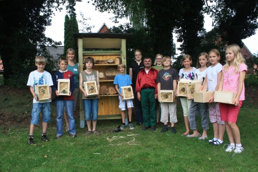 Gruppenfoto mit Helfern und den kleinen 