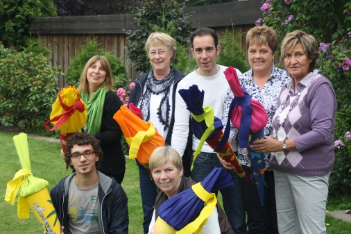 Mitglieder des Vereins Lachende Kinder mit den Schultüten (v.l.): Kerstin Meyer,  Hanna Mößner, Jörg Brunßen, Elke Pünjer, Hedi Seichter,  unten: Daniel Ledesma Kirchner, Ursula Gerdes-Röben