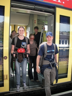 Heimkehrer - Justin und Jana bei ihrer Ankunft auf dem Rasteder Bahnhof - Bild: Katja Stöfer