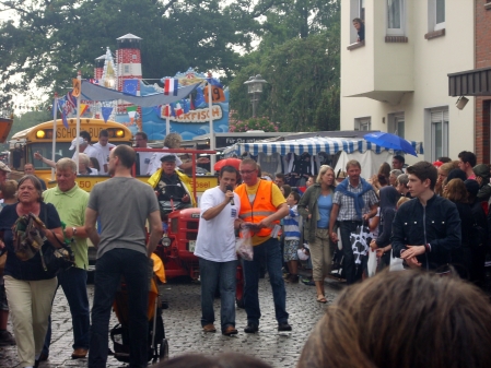 Die Böseler nutzten u.a. den Festumzug der Bad Zwischenahner Woche, um für die vom 8. Bis 11. September stattfindende Jubiläumsveranstaltung ?50. Euro Musiktage Bösel? zu werben. Bösels Bürgermeister Hermann Block (in der Mitte links), kraft Amtes zugleich Präsident des Vereins ?Euro Bösel e.V.?, persönlich warb für die Veranstaltung.