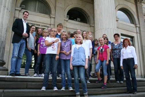 Besuchergruppe vor dem Landtag