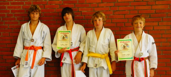 Die Judokas des SC Wildeshausen nach der Siegerehrung bei der KEM in Oldenburg ? von links: Daniel Dierssen, Nils Köppen, Tim-Henrik Spille, Fabian Stolle