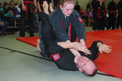 Ein Mädchen lernt sich zu wehren