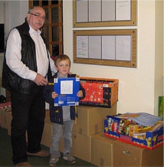 K.J. Uhlmann und Marten während der Übergabe der Lebensmittel an Mitarbeiter der Vareler Tafel