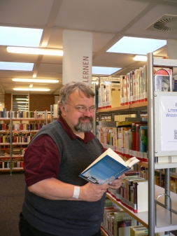 Dieter Dollau in der Stadtbücherei Nordenham