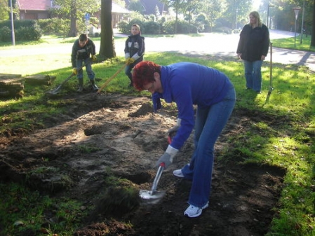 Mitglieder des OBV Godensholt bei der Arbeit (Bild: Claudia Boose-Kreklau)