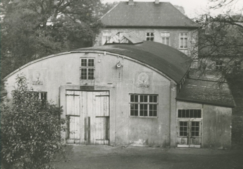 Die Reithalle, im Hintergrund die Stadtbücherei