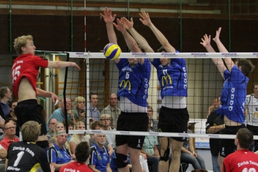 Im Block und in der Feldabwehr wollen die Ammerländer (von rechts Dirk Achtermann, Marco Meyer und Tobias Knieper) auch in Lüneburg um jeden Ball kämpfen (Bild: Volkhard Patten). 