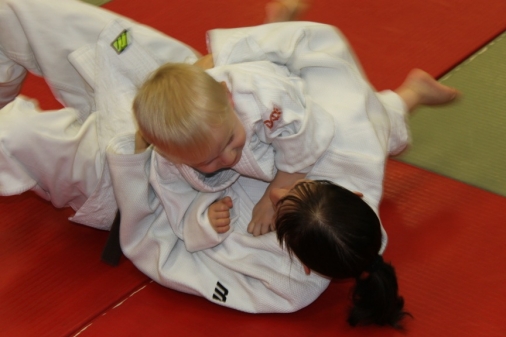 Mutter und Kind mit Spaß beim Judo