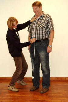 Für das Kostüm wird Maß genommen (Foto. H.J. Unbehau