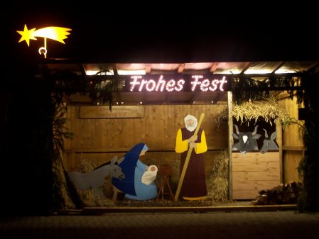 Weihnachtskrippe bei Nacht