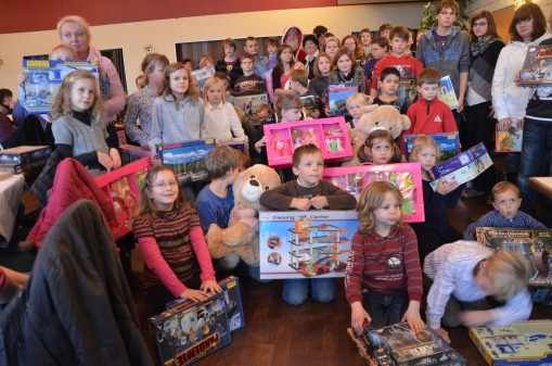 Strahlende Kindergesichter auf der Weihnachtsfeier der Stiftung Rädecker