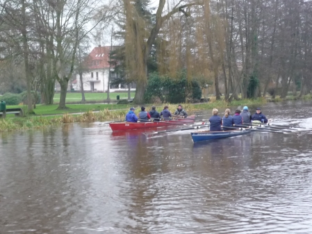 Ruderboote auf der Hunte beim Park