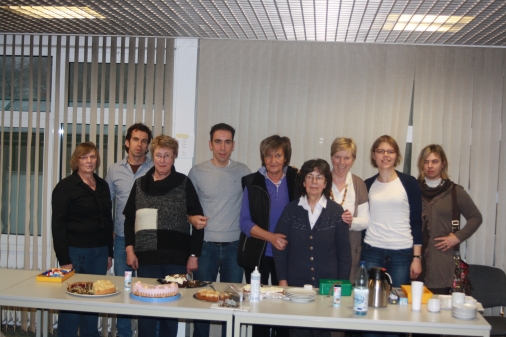 Vereinsmitglieder beim Kaffee- und Kuchenverkauf im Haus der Begegnung