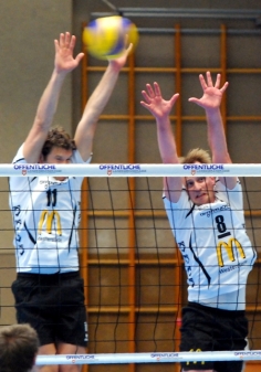 Streckten sich im Block vergeblich: Marco Meyer und Dirk Achtermann (von links) von der VSG Ammerland