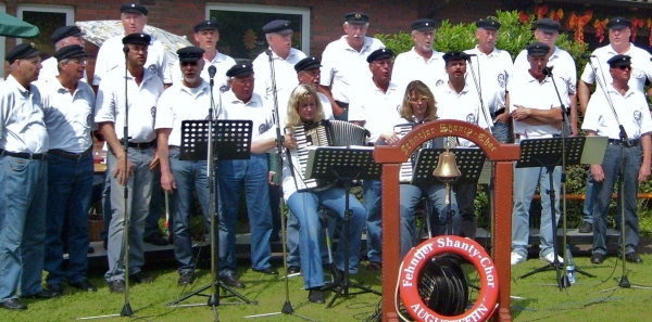 Der Shanty-Chor aus Augustfehn wird beim ,,Bunten Nachmittag
