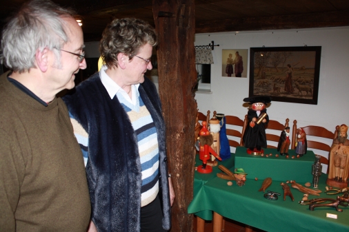 Der 1. Vors. der Begegnungsstätte Heinrich Kunst e.V. Dieter Thierfeld und Heidemarie Wiese mit Blick auf Martin Luther