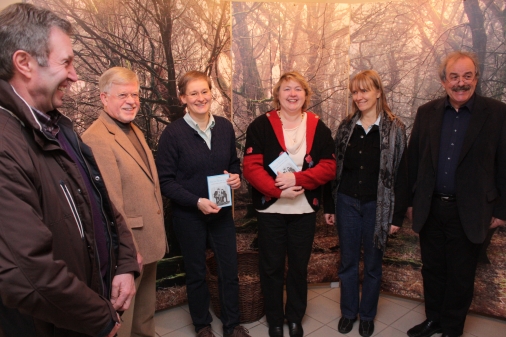 v.li.n.re. Helmut Völkers, Wilfried Harm, Gewinnerin Gunda Tien u. Heidi Heinemann, Susanne Miks, Wolfgang Hase. Heiko Wintermann als 3. Gewinner war leider verhindertGewinner 