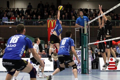 Benjamin Büttelmann (im Angriff) und die VSG Ammerland bewiesen gegen den VCB Tecklenburger Land erneut Kampfgeist, verloren das Spiel aber mit 2:3