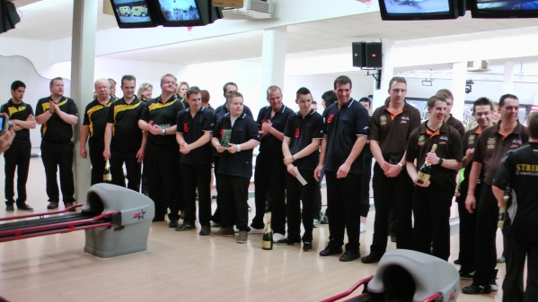 Siegerehrung 2. Bundesliga Nord Bowling, li. BSV 2000 Oldenburg