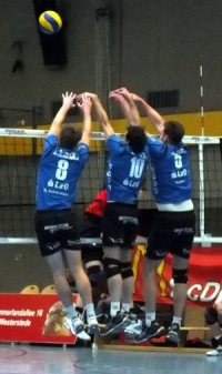 Mit vereinten Kräften (von links): Dirk Achtermann, Jörn Wolf und Tobias Knieper