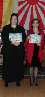 Das Bild zeigt links Yvonne Kowalewski und rechts Lesya Kluß  