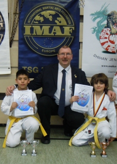 Das Bild zeigt von li. nach re.  Emre Patur, Renshi Peter Kluß, Jaron Bunk   