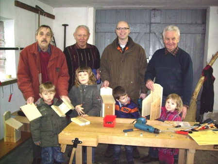 Die Mitglieder des Hegerings mit den Kindern des Kiga Pusteblume in Godensholt