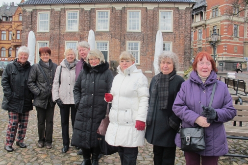 Gut gelaunte Sängerfrauen auf Entdeckungstour in Leer