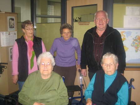 Auf dem Bild sind von links Gisela Wittenhaus, Alma Resch, Ursula Meerpohl, Helen Harms und Ewald Bruns zu sehen. 