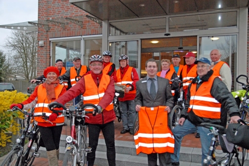 Gut gerüstet starten die aktiven Mitglieder des Radsportvereins ?Flott weg? e.V. Bad Zwischenahn am kommenden Samstag, 17. März, in die neue Saison. Die im letzten Jahr von der Raiffeisenbank Oldenburg eG überreichten Warnwesten sorgen für mehr Sicherheit und eine größere und rechtzeitigere Erkennbarkeit der Radlerinnen und Radler als Gruppe.         