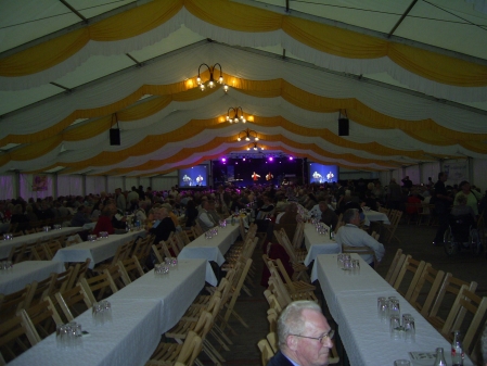 Am letzten Wochenende im Juni ( 29.06.2012 ) ist wieder halb Ammerland u.  Ostfriesland unterwegs nach Priemelsfehn. Es ist, wie in jedem Jahr, wieder ein großes Festzelt aufgebaut für ca. 3000 Fans. Für das leibliche Wohl wurde natürlich auch gesorgt.