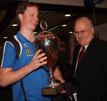 VSG-Kapitän Dirk Achtermann nahm den Pokal für die 