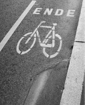 Quelle:http://bike-blog.info/426/lightlane-radweg-zum-mitnehmen-dank-laser