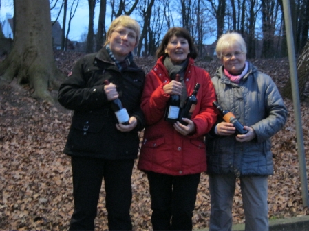 Die besten SpielerInnen beim Saisoneröffnungsturnier des Pétanque Club Wildeshausen: 2. Annegret Vormschlag (vierte von links), 2. Inge Hanau (neunte von links), 1. Barbara Riesebieter (zweite von rechts)