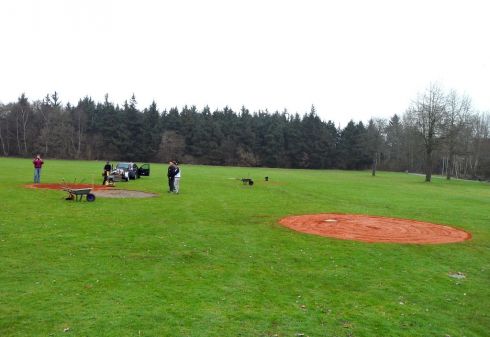 Fleißige Helfer beim Platzdienst. Der Ausbau des Ballparks der 