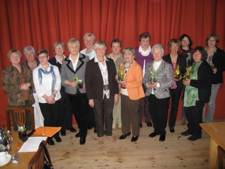 Mitglieder seit 30 Jahren im Verein. Ingeborg Janßen, in orangefarbener Jacke war Iniatorin des Vereins.