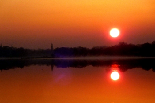 Die aufgehende Sonne überm Zwischenahner Meer (Bild: Unruh)