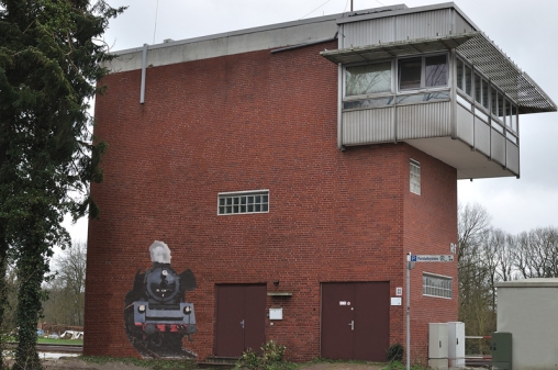 Beim Stellwerk war offenbar Großreinemachen angesagt. Alle Graffitis wurden entfernt und ein schöneres Wandmotiv wurde aufgebracht.
