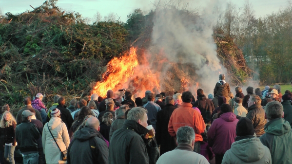 Das Osterfeuer brennt