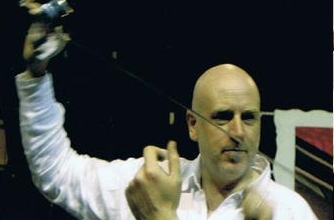 Bühnenfechtmeister probt mit dem Ensemble Schwertkämpfe fürs Freilichttheater 