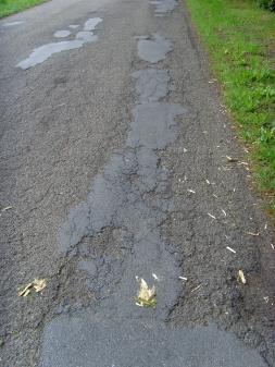 Eine aufgelöste Fahrbahndecke