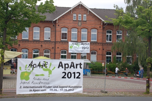 Schule mit Einladungsbanner
