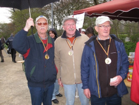Sieger des 1. Boule-Turniers. Rechts Fritz Gerdsen 1. Platz, links Bernd Christians 2. Platz und mitte Peter Jussen 3. Platz. TC Oldenburg-Süd und Rastede