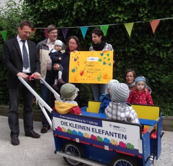 Auf dem Foto von links nach rechts: Jens Hoinke (CW Meyer), Herbert Brandt (ehrenamtlicher MA KSB Ol), Karin Bühring (Kinderbetreuung KSB Ol), Diana Schmidt (Leiterin der Kinderbetreuung KSB Ol), hockend: Amelie Rath (Kinderbetreuung KSB Ol)