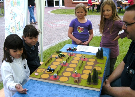 Das selbstgebastelte Trecker-Renn-Spiel
