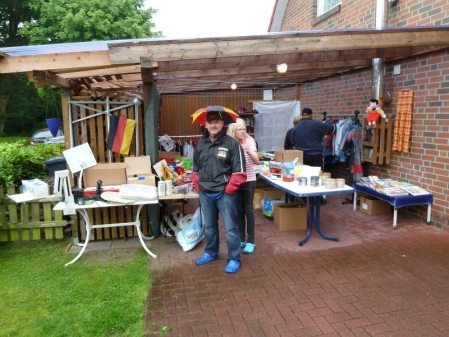 Straßenflohmarkt im Regen